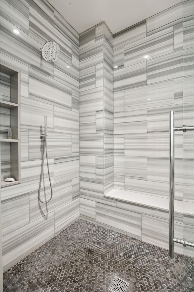 bathroom featuring a tile shower