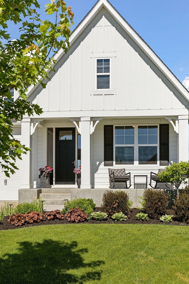 view of front facade featuring a front yard and a porch