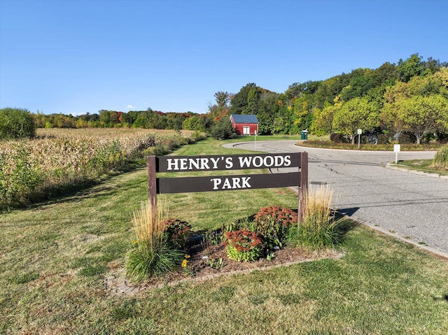 community sign featuring a yard