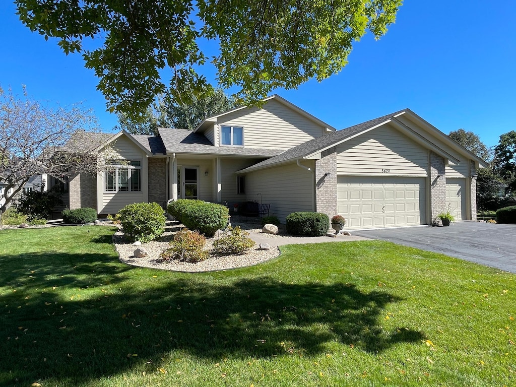 view of front facade with a garage and a front yard