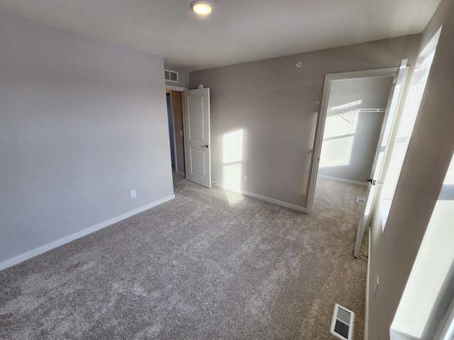 unfurnished bedroom with carpet flooring and a closet