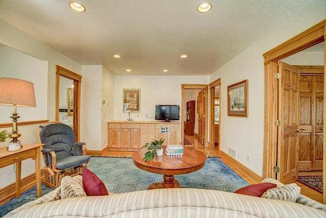 living area with visible vents, recessed lighting, baseboards, and light wood finished floors