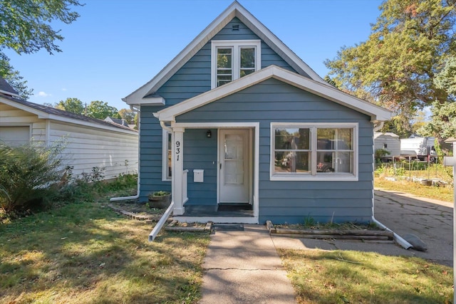 bungalow-style house featuring a front lawn