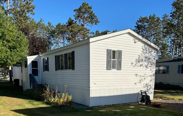 view of side of property featuring a lawn