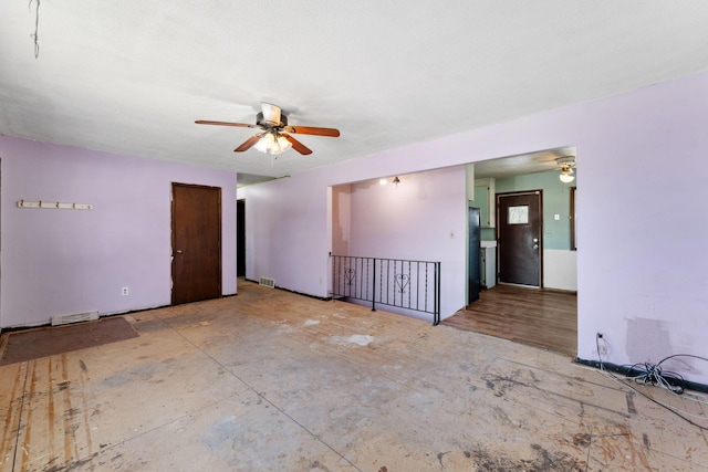 empty room featuring ceiling fan