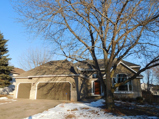 view of front facade featuring a garage