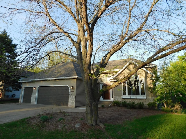 6462 Kingfisher Ct, Lino Lakes, MN 55014 - view of front of property featuring an attached garage, concrete driveway, and brick siding