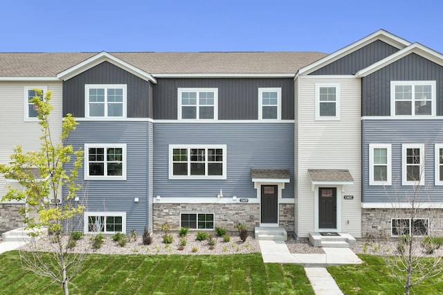 view of front of house featuring a front lawn