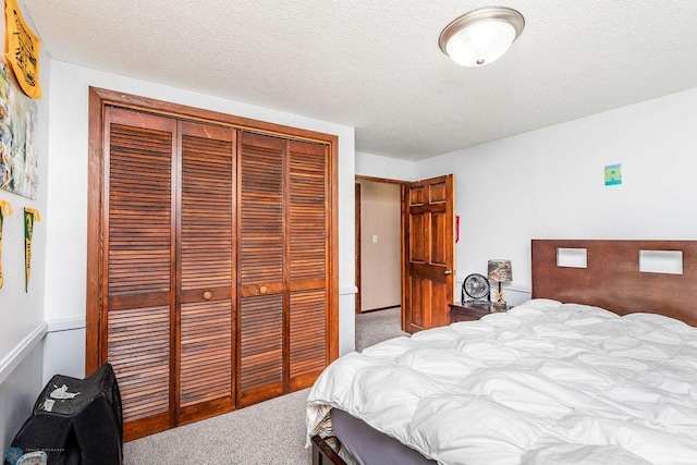 bedroom with light carpet, a closet, and a textured ceiling