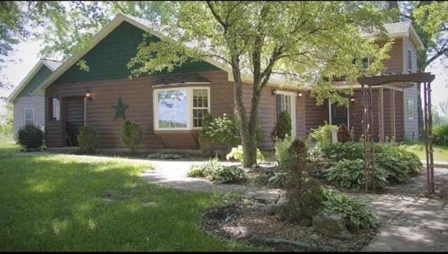 view of front of property featuring a front yard