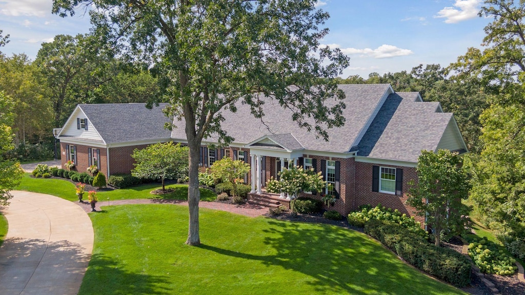 view of front of home with a front lawn