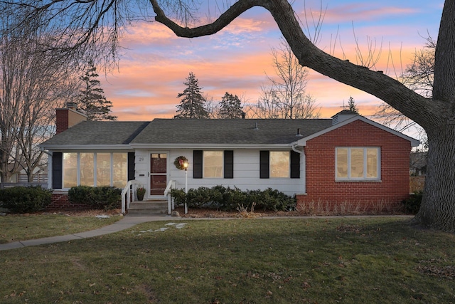 single story home featuring a lawn