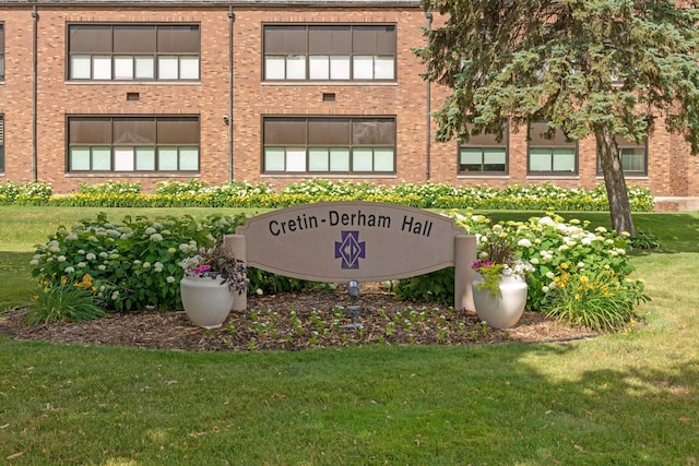 community sign with a lawn