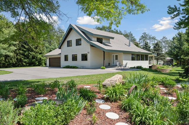 view of front of home featuring a garage and a front yard