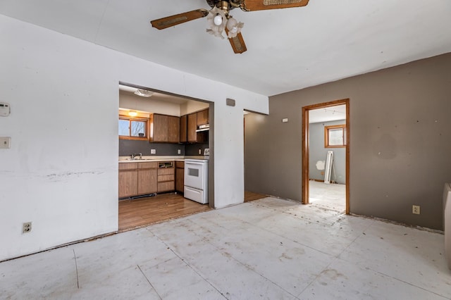 kitchen with sink, electric range, and ceiling fan