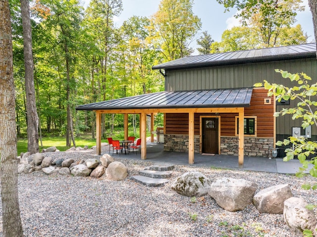 view of front of property featuring a patio area