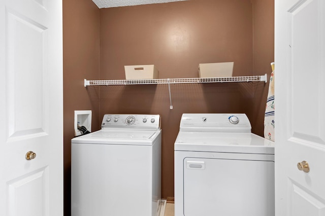 laundry area featuring a textured ceiling and independent washer and dryer