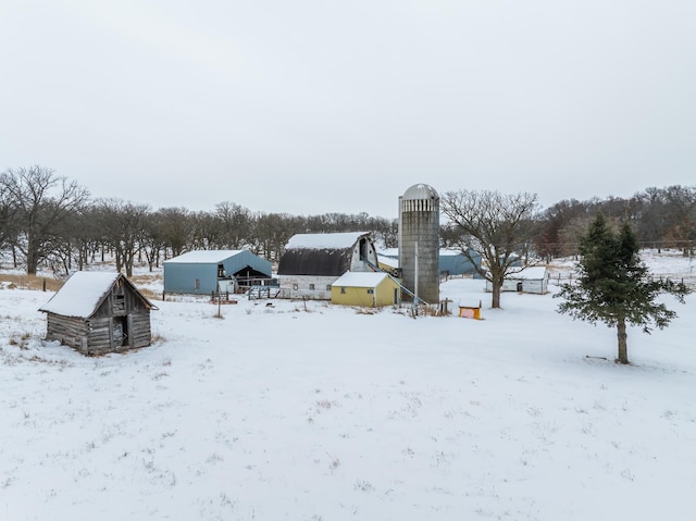 view of yard layered in snow