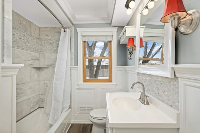 full bathroom featuring a healthy amount of sunlight, toilet, ornamental molding, and shower / tub combo