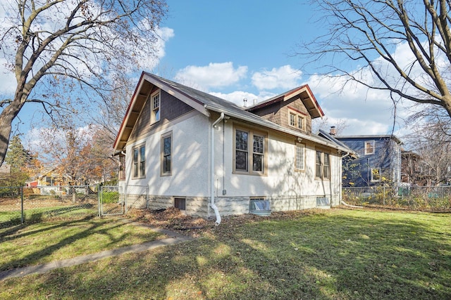 view of side of property featuring a lawn