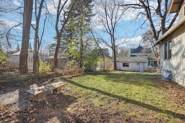 view of yard with an outbuilding