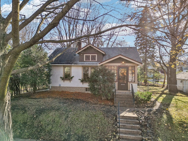 view of front facade featuring a front yard