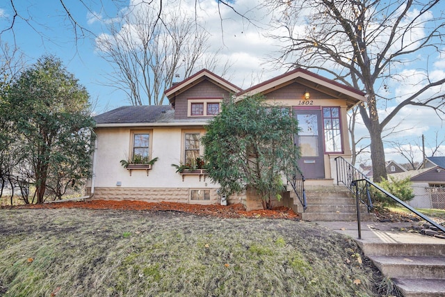 view of front of property featuring a front lawn