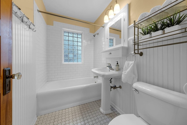 full bathroom with sink, toilet, and tiled shower / bath combo