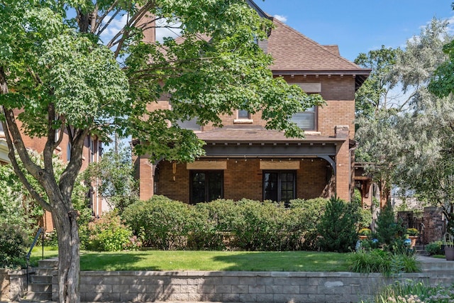 view of front of home featuring a front lawn