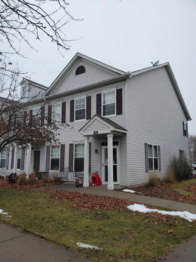 view of front facade with a front lawn