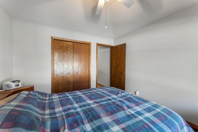 bedroom featuring ceiling fan and a closet