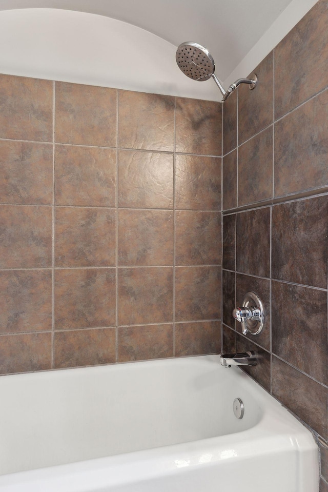 bathroom with tiled shower / bath