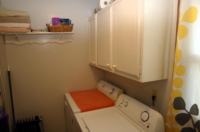 washroom featuring cabinets and washing machine and clothes dryer