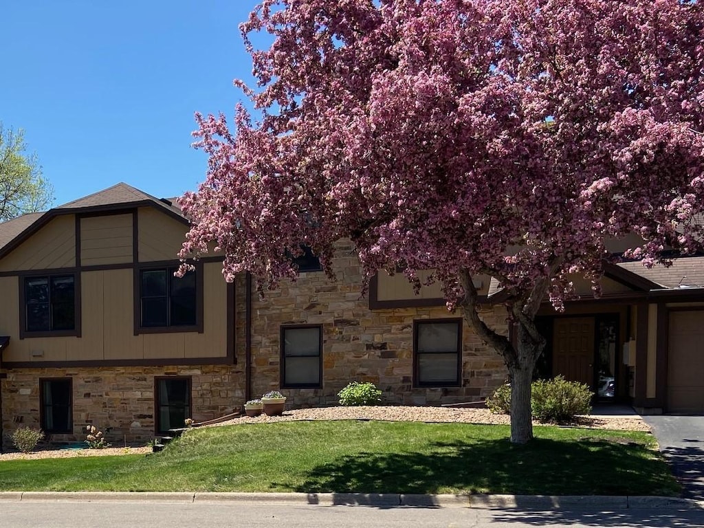 view of front of house with a front lawn