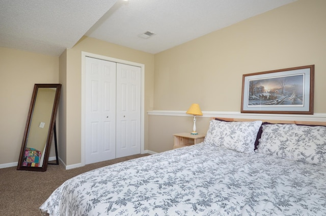 bedroom featuring baseboards, visible vents, carpet, and a closet