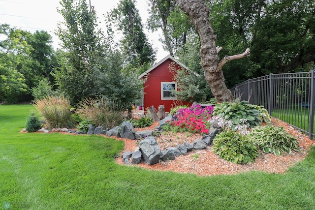 view of yard featuring an outdoor structure