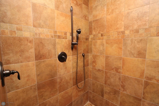 room details featuring a tile shower