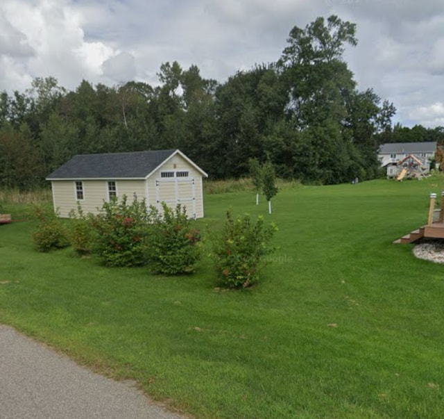 view of yard featuring an outbuilding