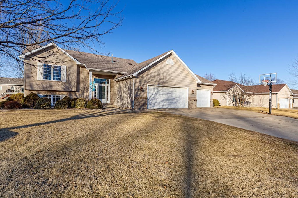 view of front of property featuring a garage and a front yard