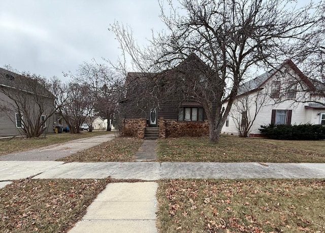 view of front of house with a front yard