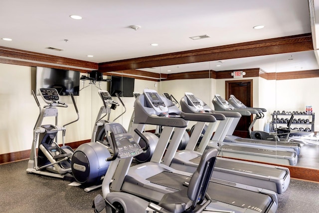 exercise room featuring recessed lighting, visible vents, and baseboards