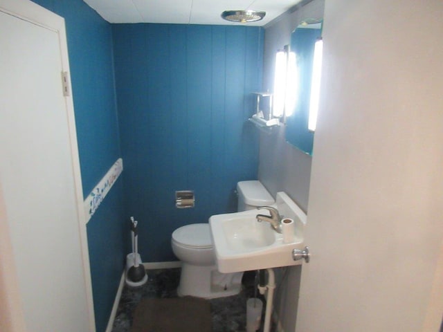 bathroom featuring sink and toilet