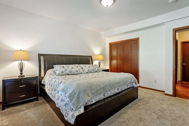 bedroom featuring carpet flooring and a closet