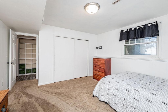 bedroom featuring carpet flooring and a closet