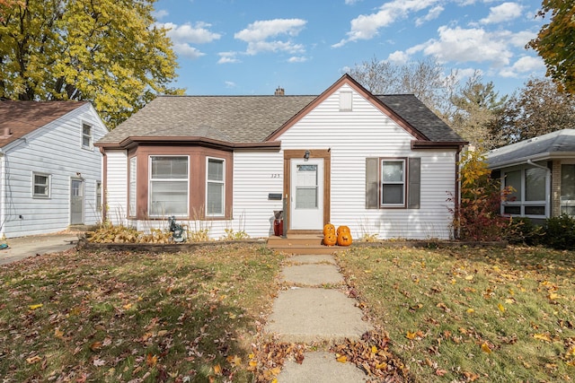 bungalow featuring a front lawn