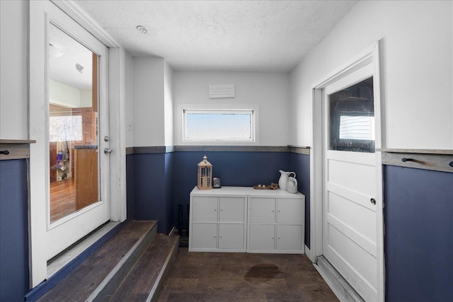 bathroom with plenty of natural light and a textured ceiling