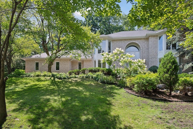 view of front of property with a front yard