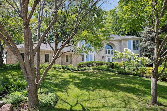 view of front of property with a front lawn