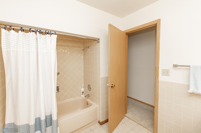 bathroom with shower / bath combo