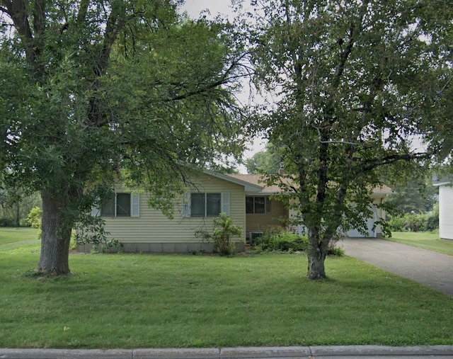 view of front of house featuring a garage and a front yard